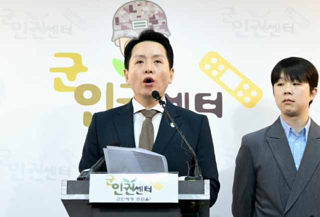 The CMHRK's head Lim Tae-hoon (left) speaks on Friday at the center's office in Mapo-gu, western Seoul. (Yonhap)