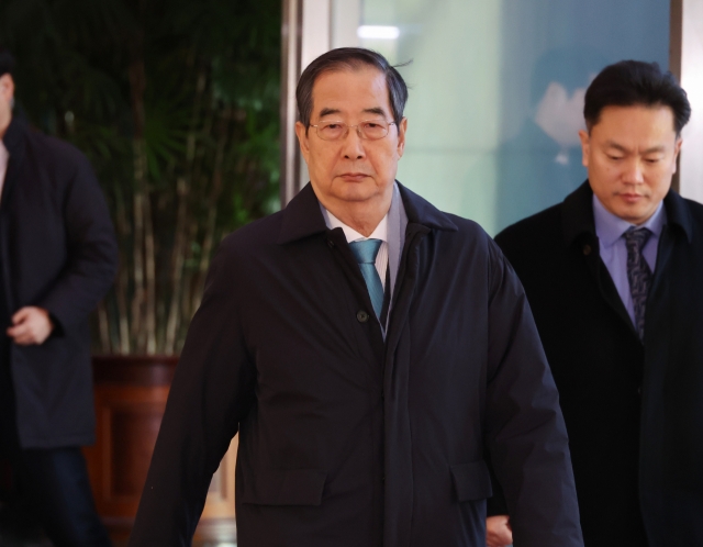 Prime Minister Han Duck-soo enters Government Complex Seoul on Friday morning. Yonhap