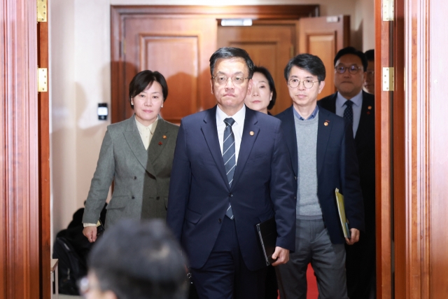 Agriculture Minister Song Mi-ryeong (left) attends the Ministers' Meeting at the Government Complex Seoul in Jongno-gu, Seoul, Thursday. (Yonhap)