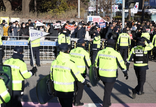 Police block people from entering the National Assembly in Yeouido, Seoul on Friday. (Yonhap)