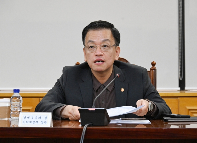 South Korean Finance Minister Choi Sang-mok speaks during an emergency meeting with financial regulators in Seoul on Friday. (Yonhap)