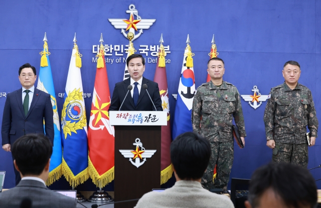 The acting Defense Minister Kim Seon-ho (2 from left) speaks at the press conference held in the Ministry of Defense, Seoul, on Friday. (Yonhap)