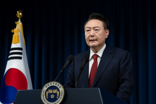 President Yoon Suk Yeol apologizes for recent developments in a televised address on Saturday. (Yonhap)