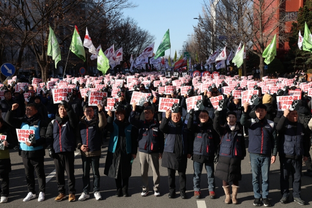 Members of the the Korean Confederation of Trade Unions hold a massive rally calling for the resignation and arrest of President Yoon Suk Yeol near the National Assembly in Yeouido, western Seoul, on Saturday (Yonhap)