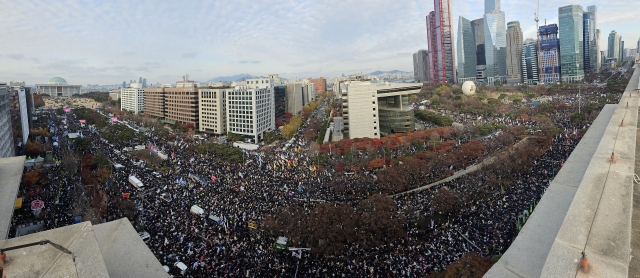 The road near the National Assembly in Yeouido, western Seoul, is filled with thousands of citizens demanding the resignation of President Yoon Suk Yeol. (Yonhap)