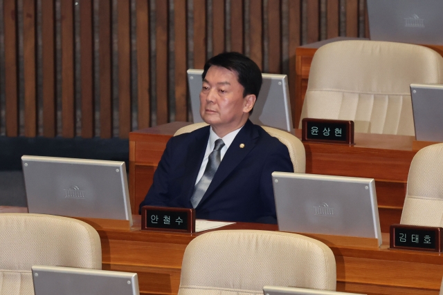 Rep. Ahn Cheol-soo sitting alone at the National Assembly during the voting of the impeachment motion of President Yoon Suk Yeol on Saturday (Newsis)