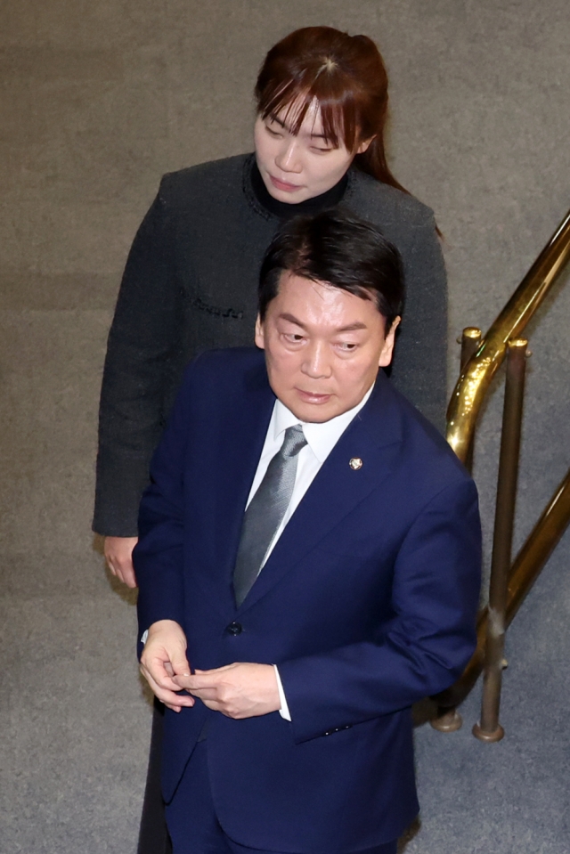 Rep. Ahn Cheol-soo and Rep. Kim Yea-ji in the chamber to vote for the President impeachment vote on Saturday (Newsis)