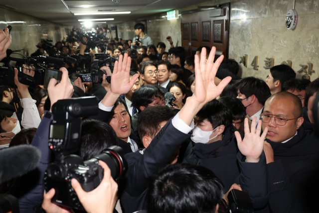 Opposition lawmakers on Saturday urge ruling party lawmakers to return to the parliament plenary chamber and vote. (Yonhap)