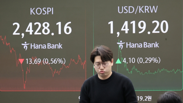 This photo taken Dec. 6, Friday, shows the dealing room of Hana Bank in central Seoul. (Yonhap)