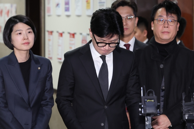 Han Dong-hoon, leader of the ruling People Power Party, bows his head during his appearance at the National Assembly in Seoul after a vote on an impeachment against President Yoon Suk Yeol was scrapped due to a lack of quorum on Dec. 7, Saturday. (Yonhap)