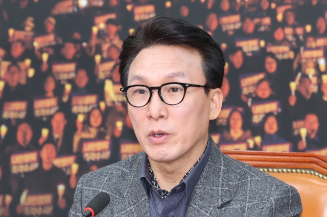 Rep. Kim Min-Seok, member of the Democratic Party of Korea’s supreme council, speaks at a press conference Sunday. (Yonhap)