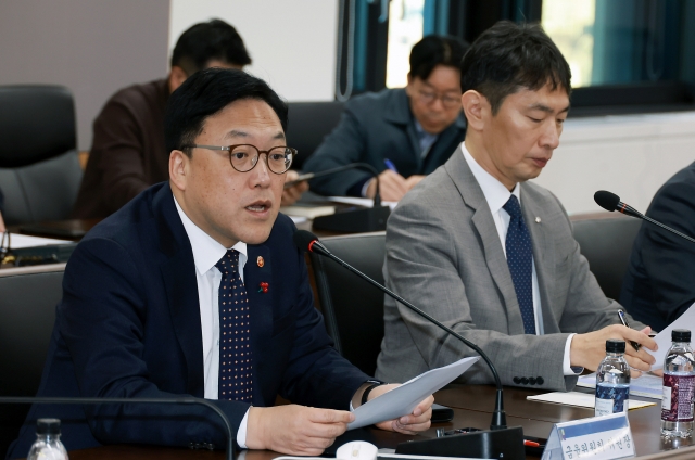 Financial Services Commission Chairman Kim Byoung-hwan (left) and Financial Supervisory Service Governor Lee Bok-hyun attend a financial inspection meeting held at the government complex in Seoul on Wednesday. (Financial Services Commission)