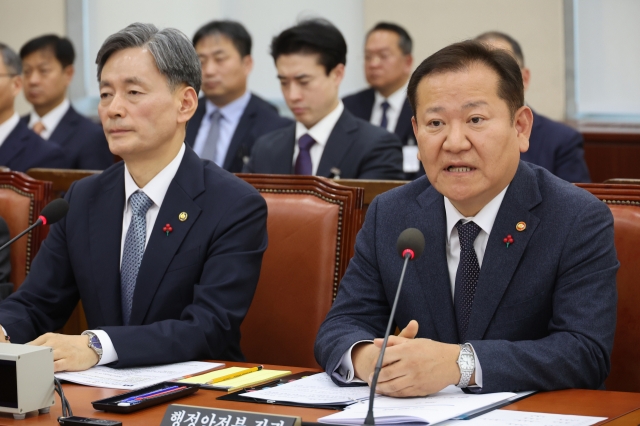 Former Interior Minister Lee Sang-min (right) (Yonhap)