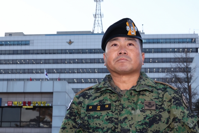 Col. Kim Hyun-tae, the leader of the 707th special mission group, speaks to reporters near the Ministry of National Defense headquarters Monday. (Yonhap)