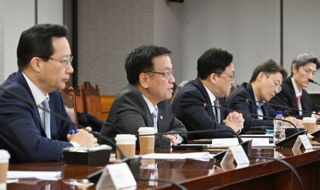 South Korean Finance Minister Choi Sang-mok (2nd from left) speaks during an emergency meeting with financial regulators in Seoul on Monday. (Yonhap)