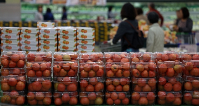 Packages of tomatoes are displayed at a supermarket in Seoul in this file photo taken on Oct. 22. (Newsis)