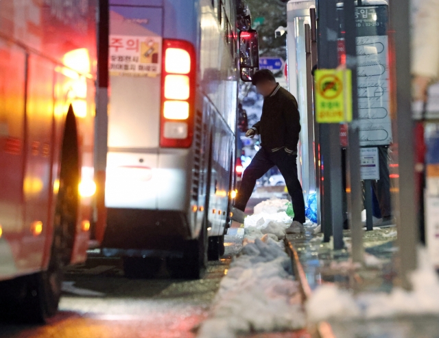 A citizen is boarding a bus at night in this photo taken on Nov.27 (Yonhap)