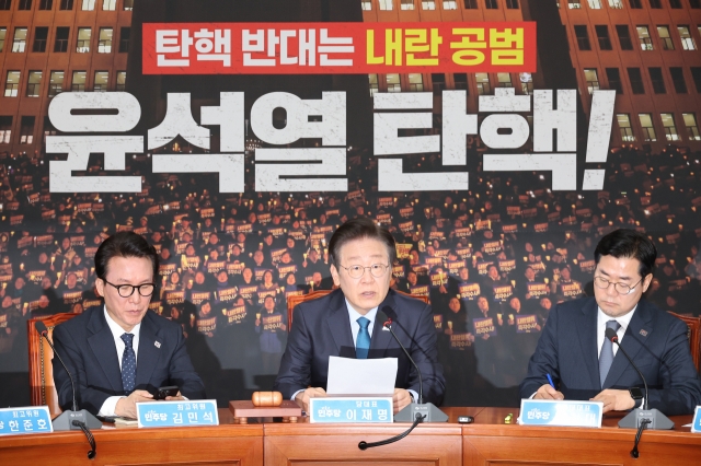 Main opposition leader and Democratic Party of Korea Rep. Lee Jae-myung, center, speaks during a party Supreme Council meeting at the Assembly on Monday. Yonhap