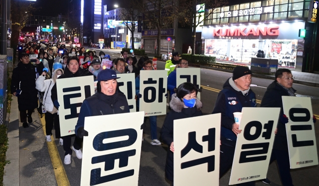 Citizens of Gangneung held a candlelight rally and marched through the Wolhwa Street area in Gangneung, Gangwon Province, calling for the impeachment of President Yoon Suk Yeol on Sunday night. (Yonhap)