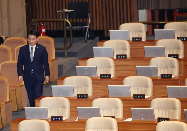 Rep. Ahn Cheol-soo of the ruling People Power Party is seen during the vote for impeachment motion of President Yoon Suk Yeol on Saturday, after other members of his party left the main chamber to boycot the vote. (Yonhap)