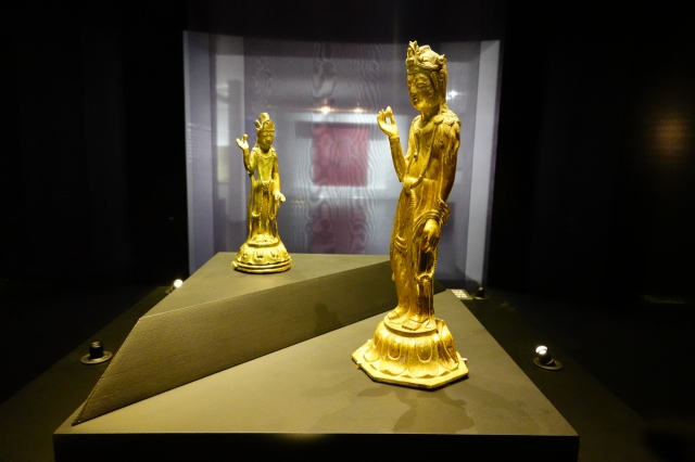 Baekje (left) and Silla bodhisattvas are on display at the Buyeo National Museum. (Buyeo National Museum)