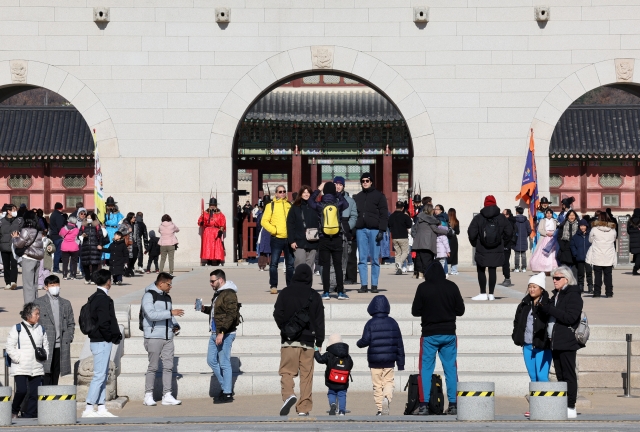 Crowds of visitors explore Gwanghwamun, a popular cultural site in Seoul, on Sunday. (Newsis)