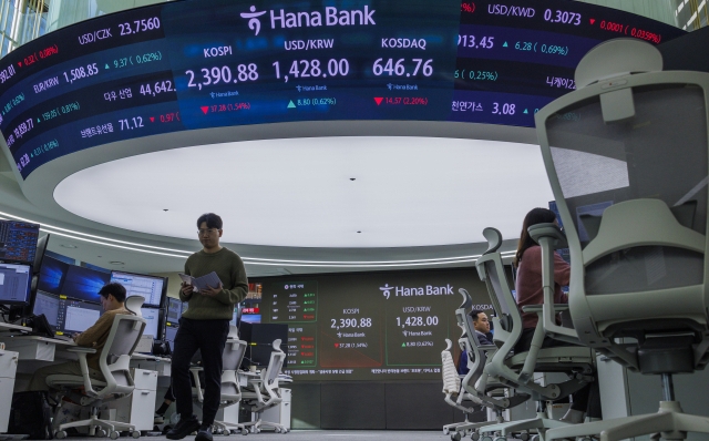 An electronic board shows the fluctuations of the Kospi, Kosdaq and the won-dollar currency exchange rate in a dealing room at the Hana Bank headquarters in Seoul on Monday. (Yonhap)