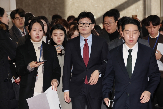 People Power Party Chair Han Dong-hoon (center) attends an emergency party meeting held at the National Assembly in Seoul on Monday. (Yonhap)