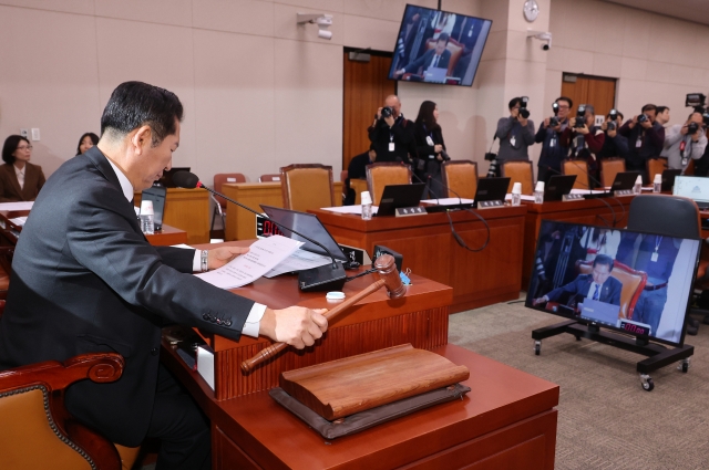 Democratic Party of Korea Rep. Jung Chung-rae, who is the chairman of the National Assembly's Legislation and Judiciary Committee, bangs a gavel during a committee meeting held in the afternoon at the Assembly in western Seoul on Monday. Yonhap