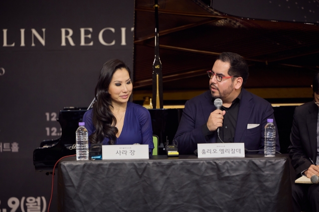 From left: Violinist Sarah Chang and pianist Julio Elizalde participate in a press conference on Monday in Seoul. (Credia)