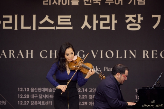 From left: Violinist Sarah Chang and pianist Julio Elizalde perform at a press conference on Monday in Seoul. (Credia)