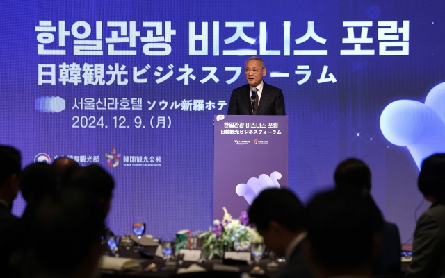 South Korean Culture Minister Yu In-chon speaks at a tourism business forum held in Seoul on Monday in this photo provided by his office.