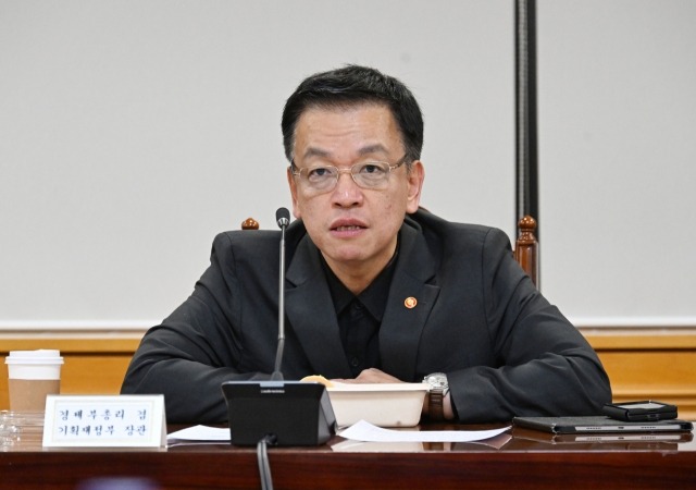 Finance Minister Choi Sang-mok meets with top economic and financial officials in Seoul on Dec. 10, Tuesday, in this photo provided by the ministry. (Yonhap)