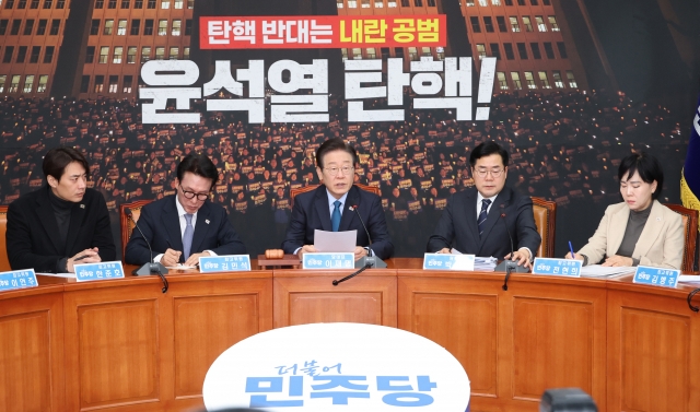 Lee Jae-myung (center) speaks during a supreme council meeting of the main opposition Democratic Party of Korea, at the National Assembly on Tuesday. (Yonhap)