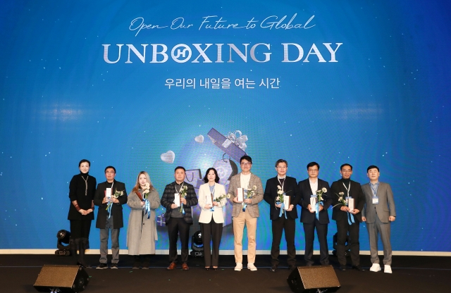 Hanjin Logistics President Emily Cho (left) and CEO Noh Sam-sug (right) pose for a photo with recipients at the Unboxing Day 2024 awards ceremony. (Hanjin Logistics)