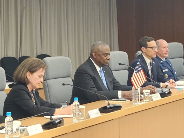 US Defense Secretary Lloyd Austin (second from left) holds talks with Japanese Defense Minister Gen Nakatani in Tokyo on Dec. 10, 2024. (Yonhap)