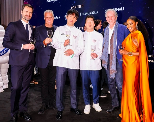 Chef Yim Jung-sik (third from left) was awarded three Michelin stars on Tuesday. (David Shim)