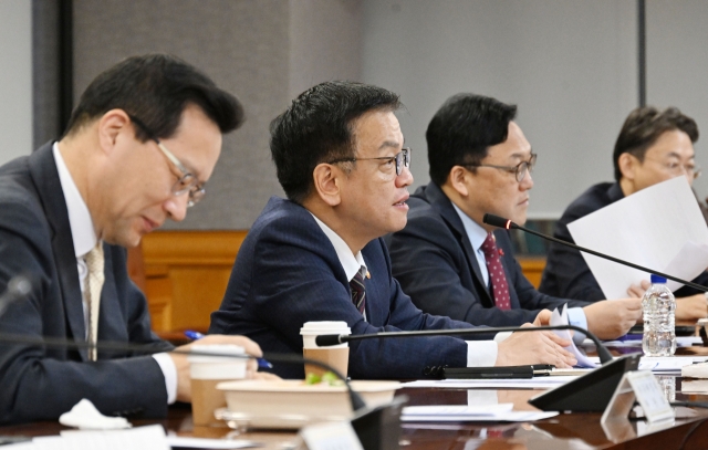 Finance Minister Choi Sang-mok (second from left) speaks during an emergency meeting on macroeconomics and financial issues in Seoul on Wednesday. (Yonhap)