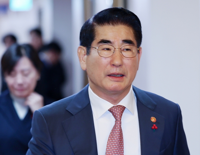 Former Defense Minister Kim Yong-hyun enters the Government Complex Seoul building on Dec. 3. (Yonhap)