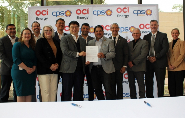 OCI Holdings Chairman Lee Woo-hyun (center left) poses with CPS Energy CEO Rudy D. Garza (center right) and other company officials to celebrate the power supply deal in San Antonio, Texas, US, on Friday. (OCI Holdings)