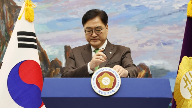 Woo Won-shik, speaker of the National Assembly, on Wednesday announces the launch of a parliamentary probe of President Yoon Suk Yeol’s martial law declaration last week. (Yonhap)