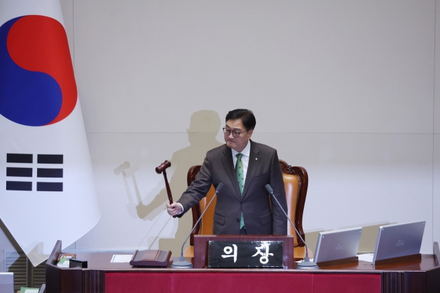 National Assembly Speaker Woo Won-sik knocks on a gavel at the plenary session of the National Assembly on Tuesday. (Yonhap)