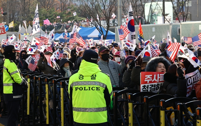 Members of a far-right Liberty Unification Party-affiliated protest group demonstrate in support of President Yoon Suk Yeol at Gwanghwamun Square on Saturday. The organization, led by pastor and conservative activist Jeon Kwang-hoon, has staged weekly rallies alleging voter fraud in April's parliamentary election. (Yonhap)