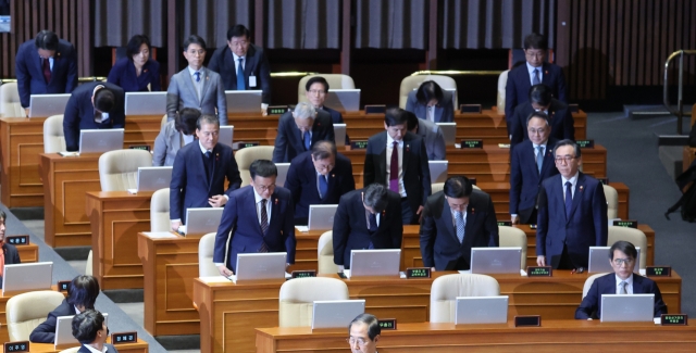 Cabinet members, except for Labor Minister Kim Moon-soo (fourth row, center), bow their heads after Democratic Party Rep. Seo Young-kyo asked them to apologize at the National Assembly on Wednesday. (Yonhap)