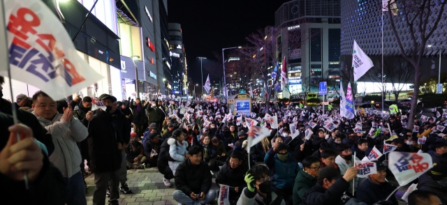 A protest calling for President Yoon Suk Yeol to step down is held in Seoul on Dec. 4. (Yonhap)