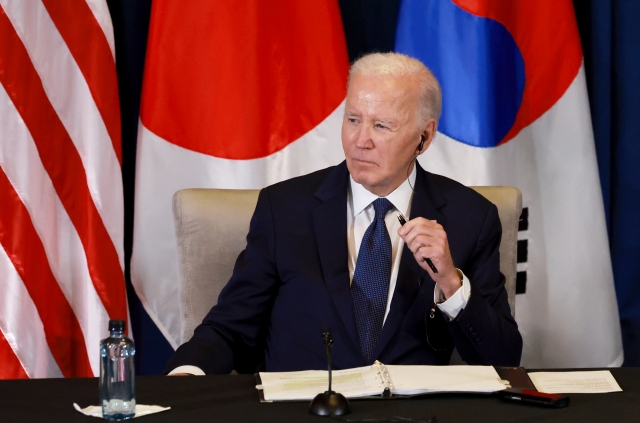 US President Joe Biden listens to remarks by South Korean President Yoon Suk Yeol during a trilateral summit with Japan in Peru, on Nov. 15. (Yonhap)