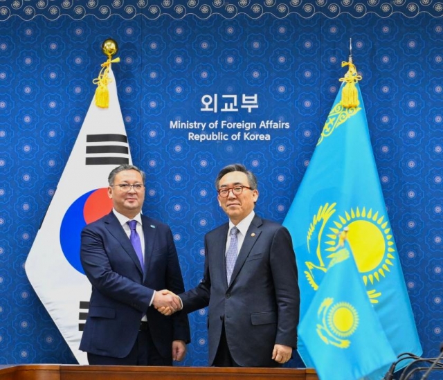 Kazakhstan’s Foreign Minister Murat Nurtleu and Korean Foreign Minister Cho Tae-yul shake hands on November 4, 2024, Seoul. (Ministry of Foreign Affairs of the Republic of Kazakhstan)