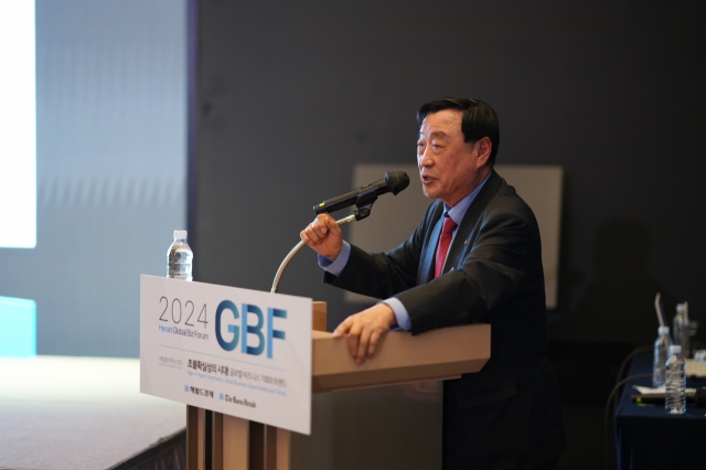 Lee Hee-bum, chair of Booyoung Group, speaks at the Global Biz Forum hosted by The Korea Herald at the Ambassador Seoul -- a Pullman Hotel on Wednesday. (The Korea Herald)