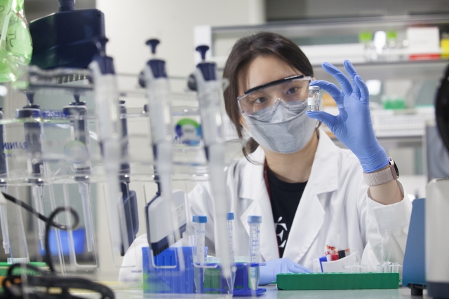 A SK Bioscience researcher conducts an mRNA-based vaccine development test. (SK Bioscience)