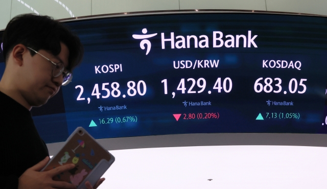 An electronic board in a trading room at Hana Bank's Seoul headquarters displays the Kospi and Kosdaq indices alongside the won-US dollar exchange rate on Thursday. (Yonhap)